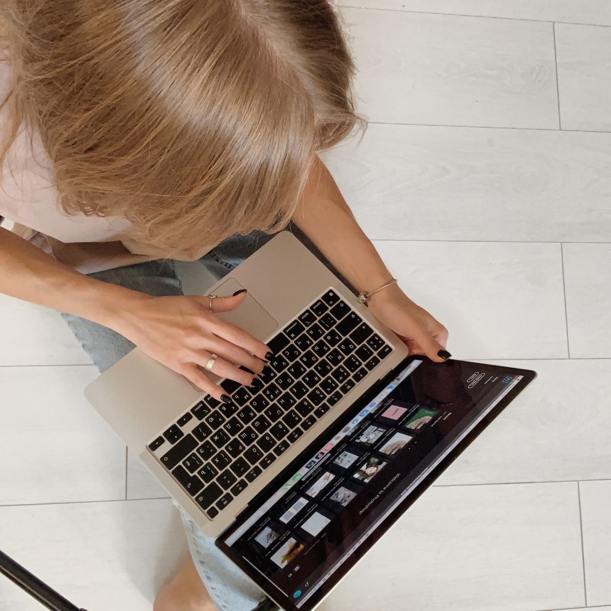 Setup kantor modern dengan fokus pada ergonomi visual